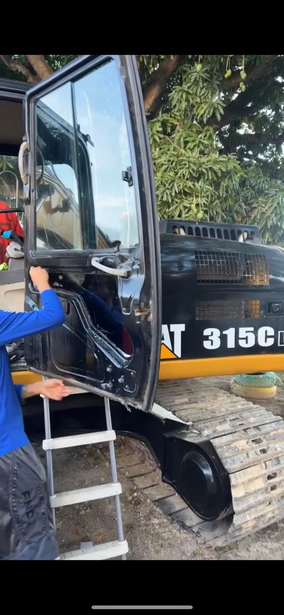 Custom windshield banner